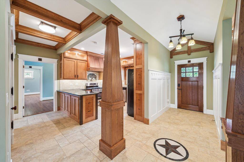 THESE CUSTOM PILLARS FRAME YOUR ENTRY INTO THE HOME, GRACEFULLY INTRODUCING THE OPEN FLOOR PLAN. GORGEOUS CUSTOM-LAID TILE GIVES A REFINED SETTING.