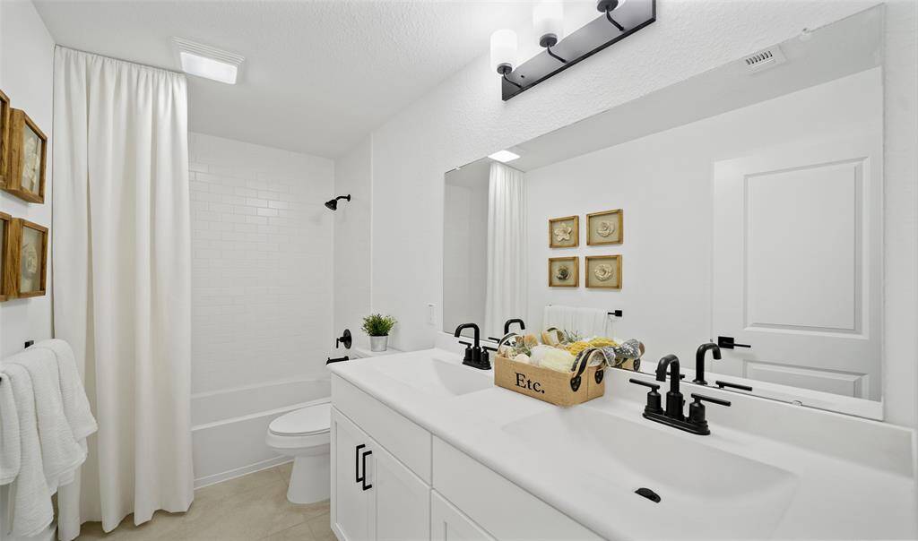 Hall bath (*Photo not of actual home and used for illustration purposes only.)