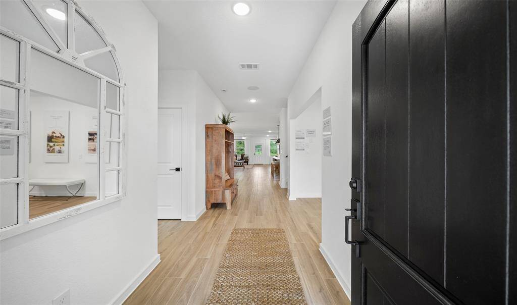 Welcoming foyer (*Photo not of actual home and used for illustration purposes only.)