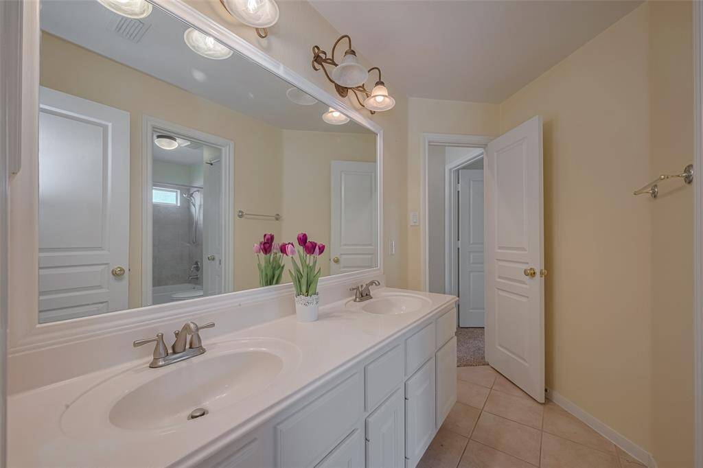 this bathroom can also be access by the hall at bedroom #4