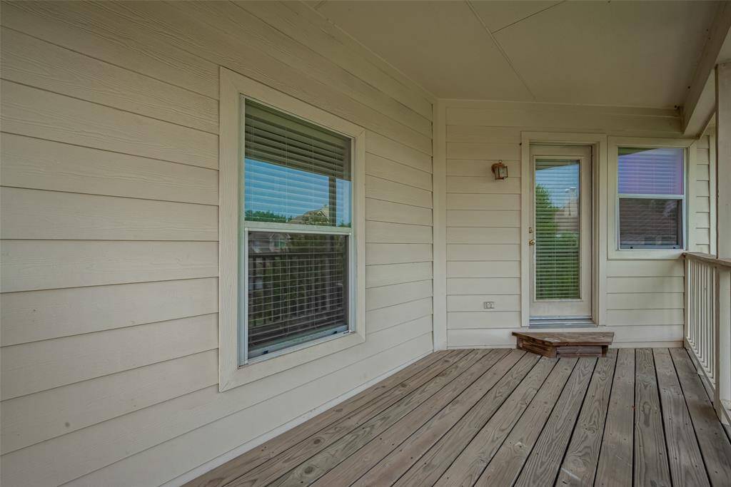 The balcony is ideal to get a coffee with friends while the kids play inside or in the backyard