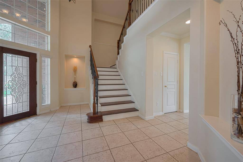 Spacious den. Pictures taken in this staircase will look fantastic, just imagine them.