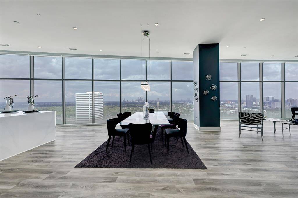 27 stories above Uptown Houston with panoramic views of the downtown skyline. A truly impressive suite in the clouds, unobstructed, and extremely serene. A unique floor plan in one of the rare half floor lower penthouses with exclusive elevator bank that opens to the unit.