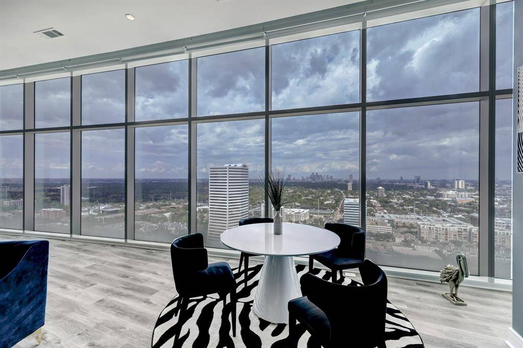 An seemingly endless wall of windows with subtle frames allow a true feeling of being connected to the outdoors from above.