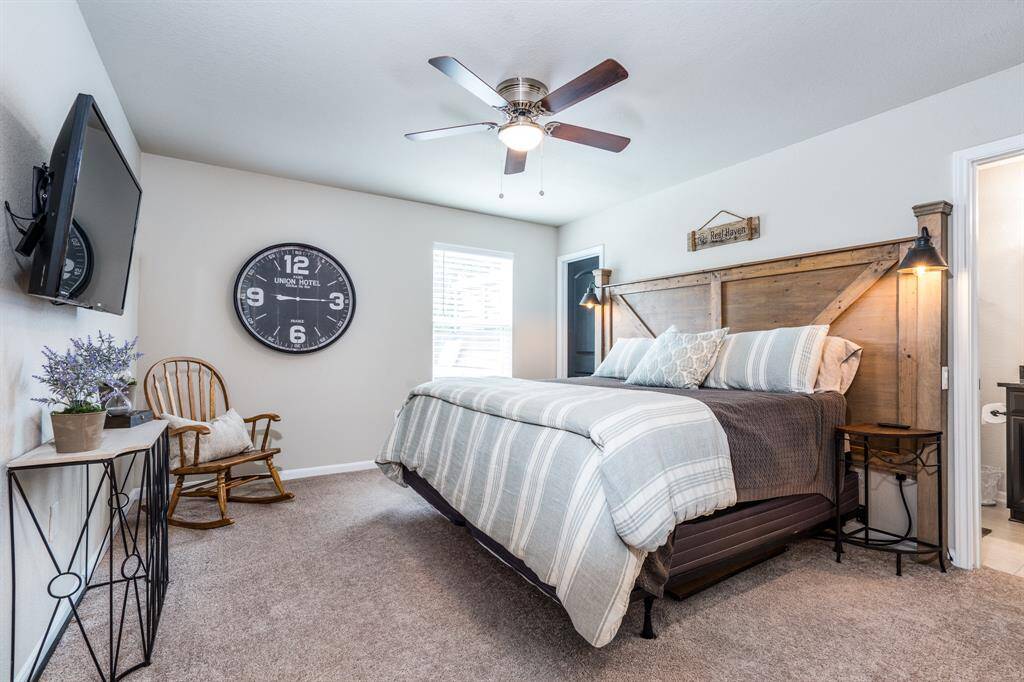 Guest bedroom with Full bath and walk in closet.