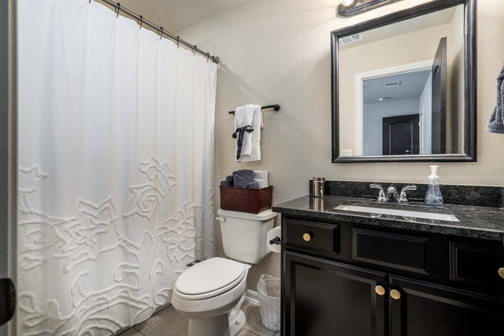 Full bathroom in Guest bedroom