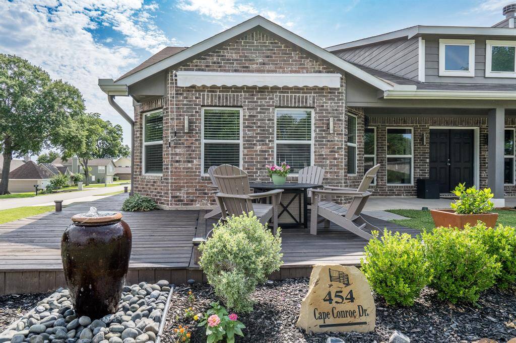 Enjoy your morning or evening with views of the lake and Boat Ramp.