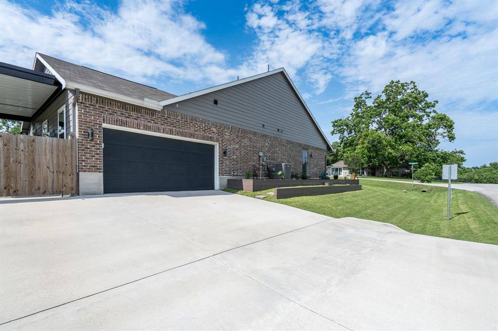 Side load garage with a Man cave...Perfect place for an escape area
