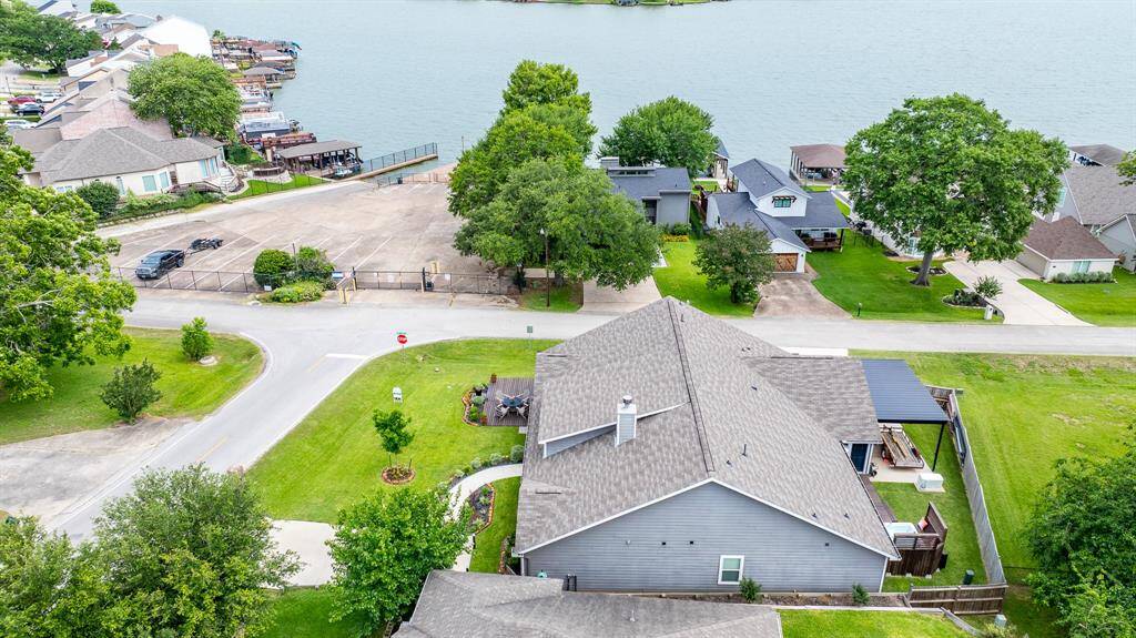Get your boat on the water in minutes when you are able to call this your home.