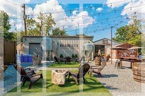 Minutes away from everything the Heights and Greater Houston has to offer including breweries, fine dining, grocery stores and much more!