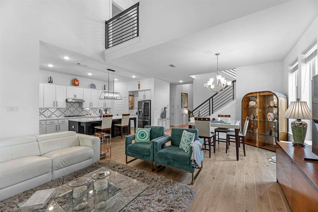 View from the living room to the kitchen and dinning areas.