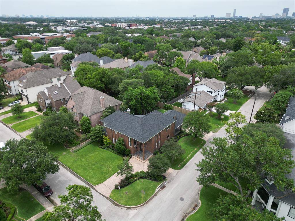 Fantastic location, walking distance to Condit Elementary, Bellaire High, Bellaire parks, recreation center and pool!