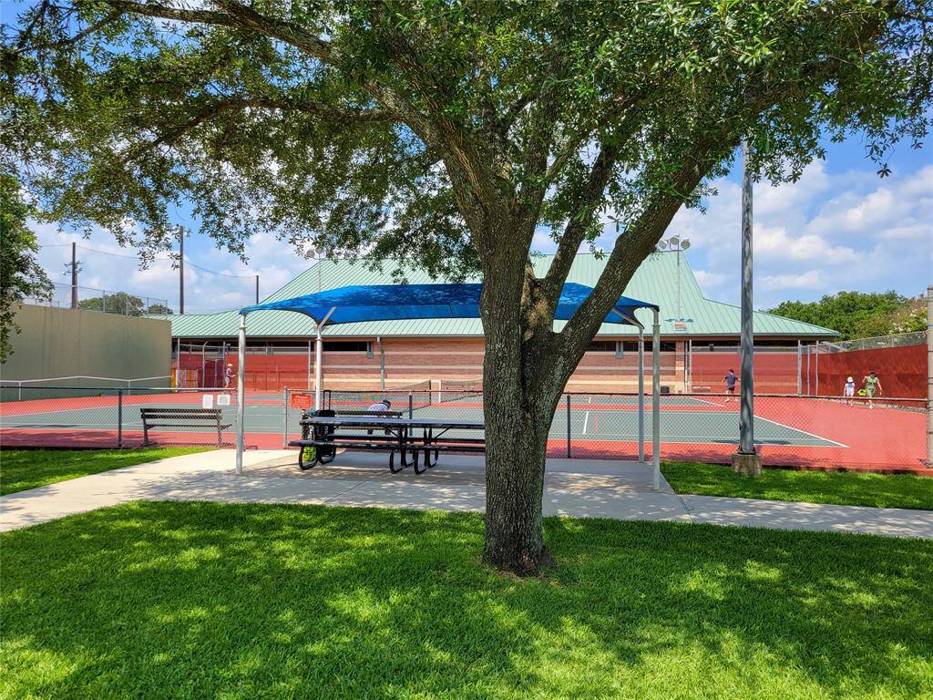 We have a great recreation center with all types of classes, pickle ball, gym and tennis!