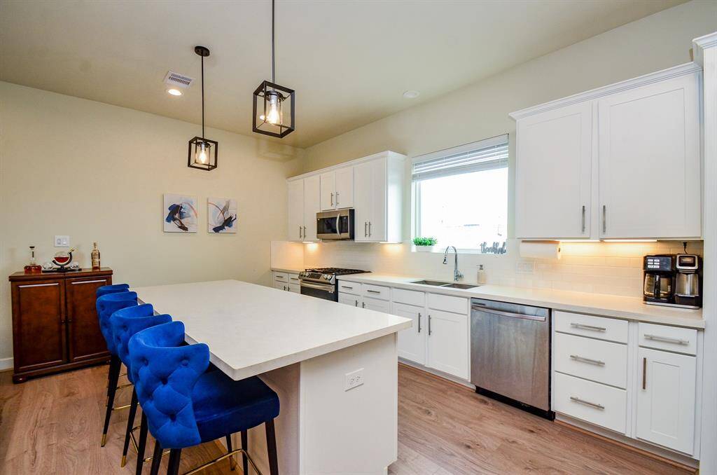 Wide floor paths allow efficient tasking!