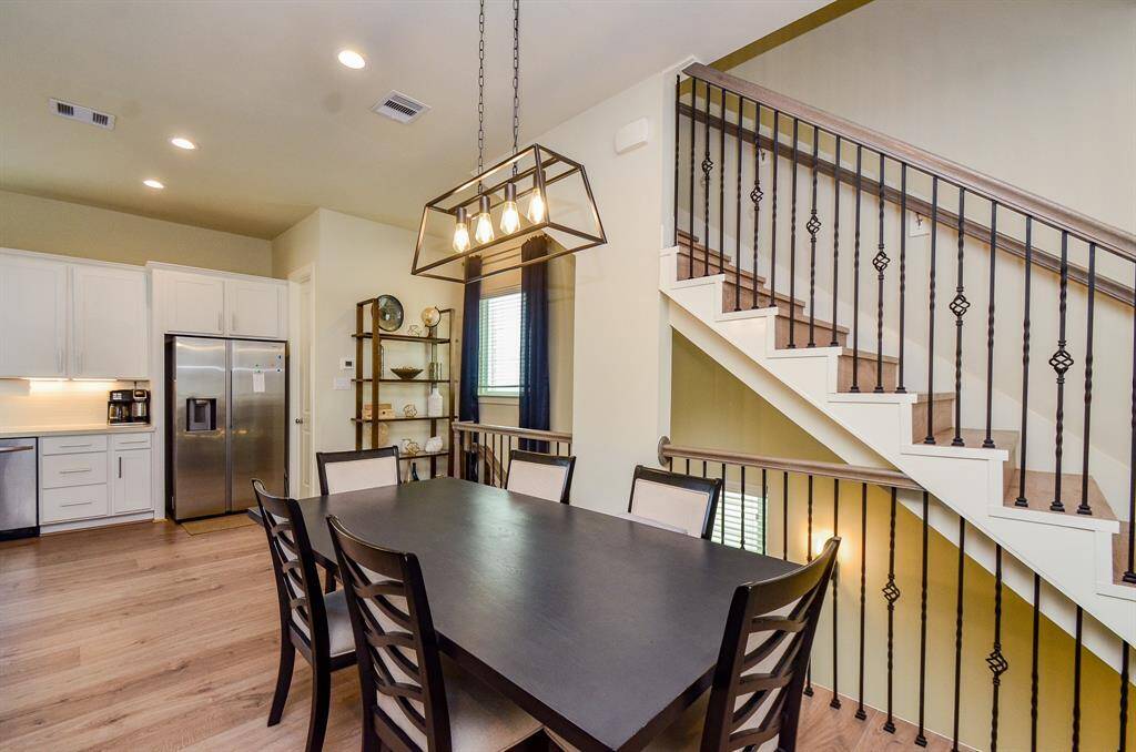 Don't you love the bright fixture, above?