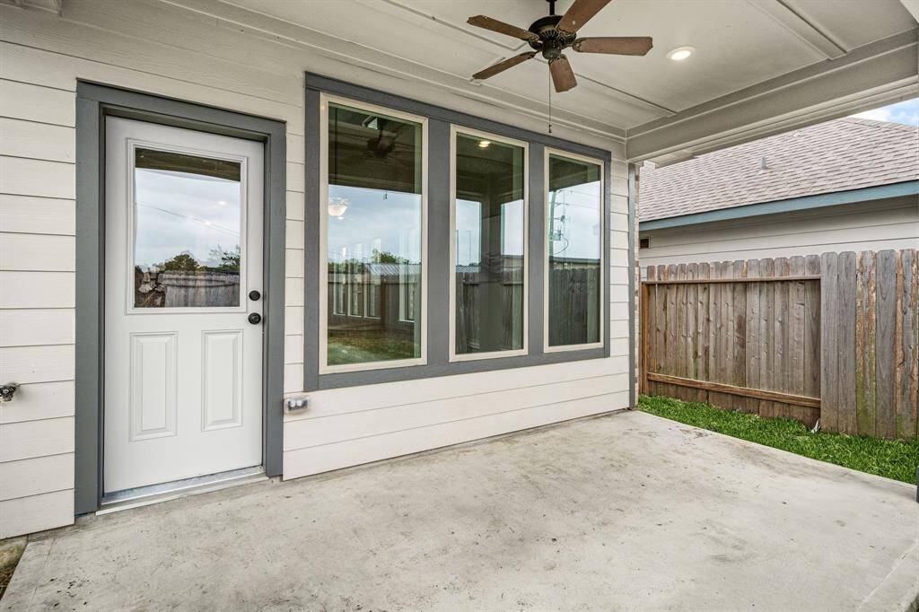 Nice-sized covered patio, ideal for outdoor activities