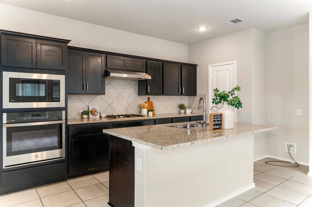 Large island with bar seating for your daily breakfast needs