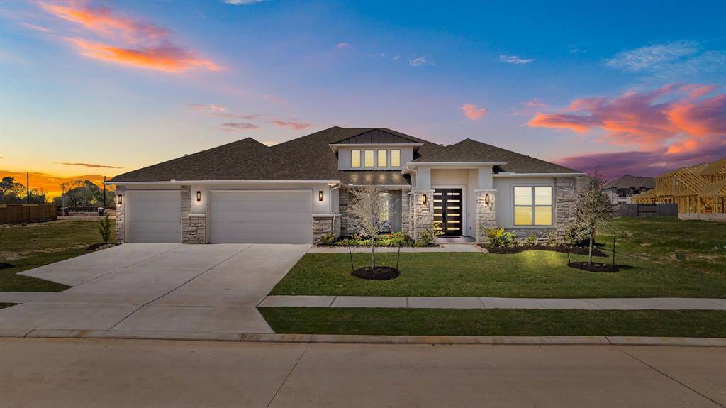 Come home to a warm, welcoming glow with customizable LED lighting that highlights the modern luxury of clean architectural lines, elevated by elegant stone and stucco finishes.