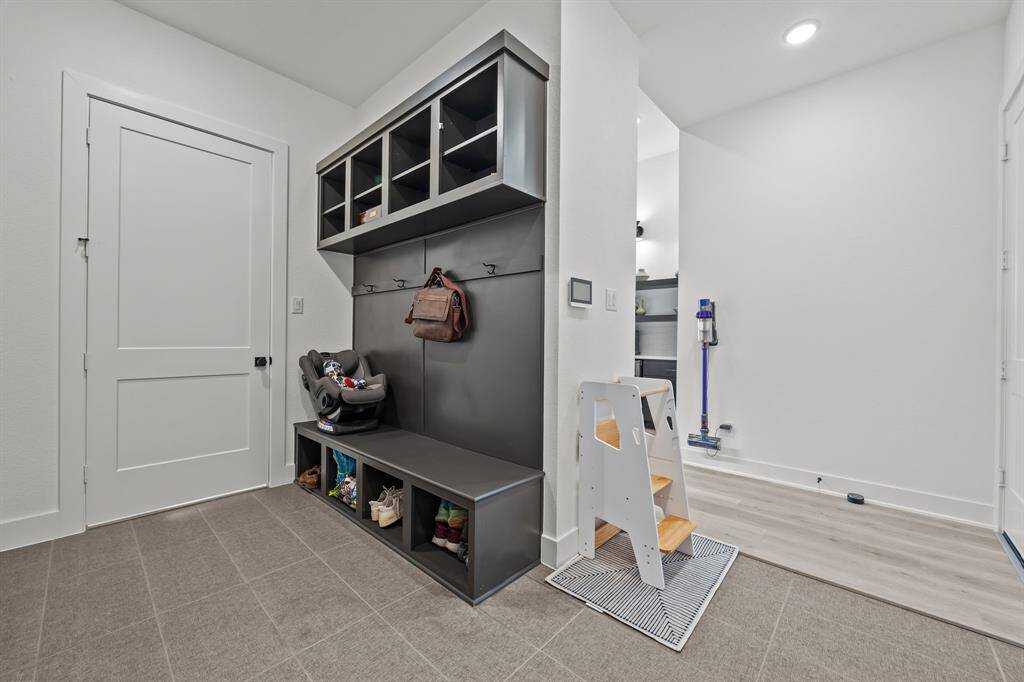 This drop zone is ideal for all the shoes, bags, jackets and other items you'll be eager to offload when returning home.