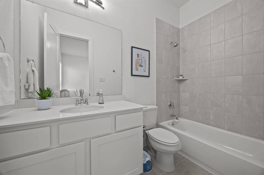 You will find this en-suites also offers a tub-shower combination.