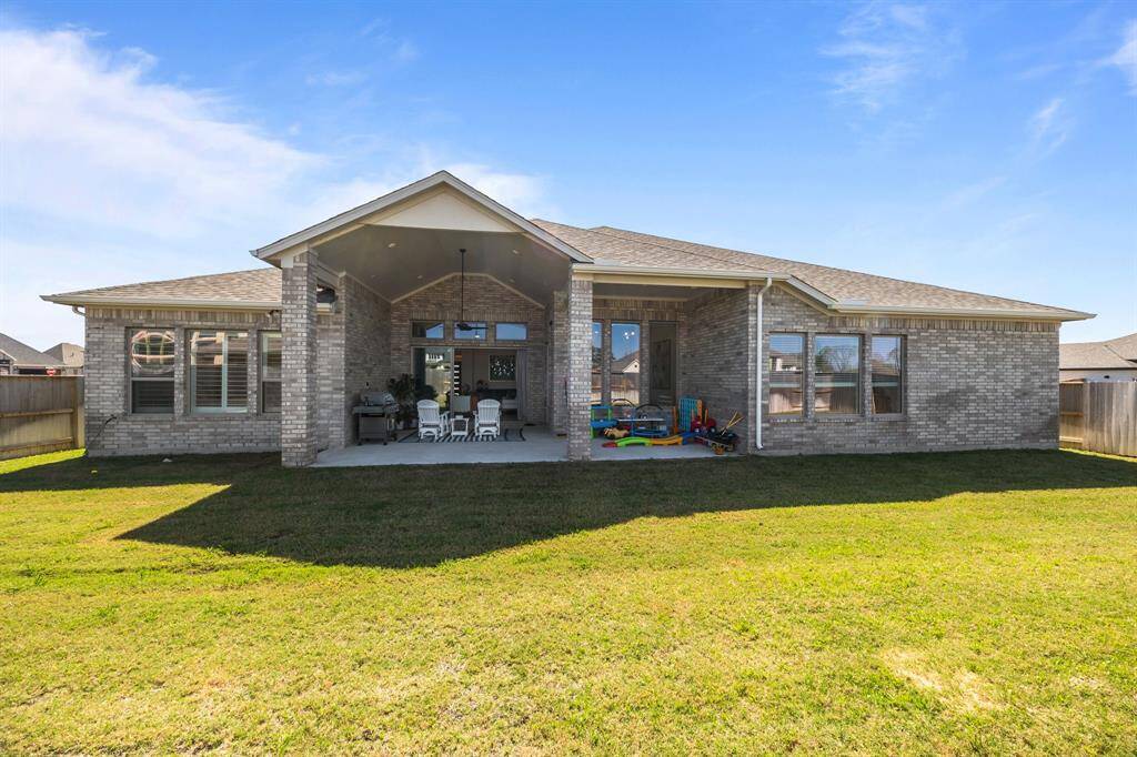 With a lot this size it will be easy to begin planning the backyard oasis of your dreams.