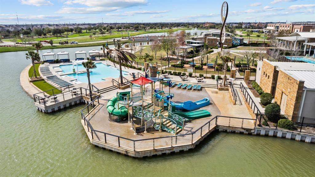 Find your personal oasis here in Meridiana. From a splash pad and two pools, to a game area and popular café, there is something for everyone here in the best community park near Pearland.