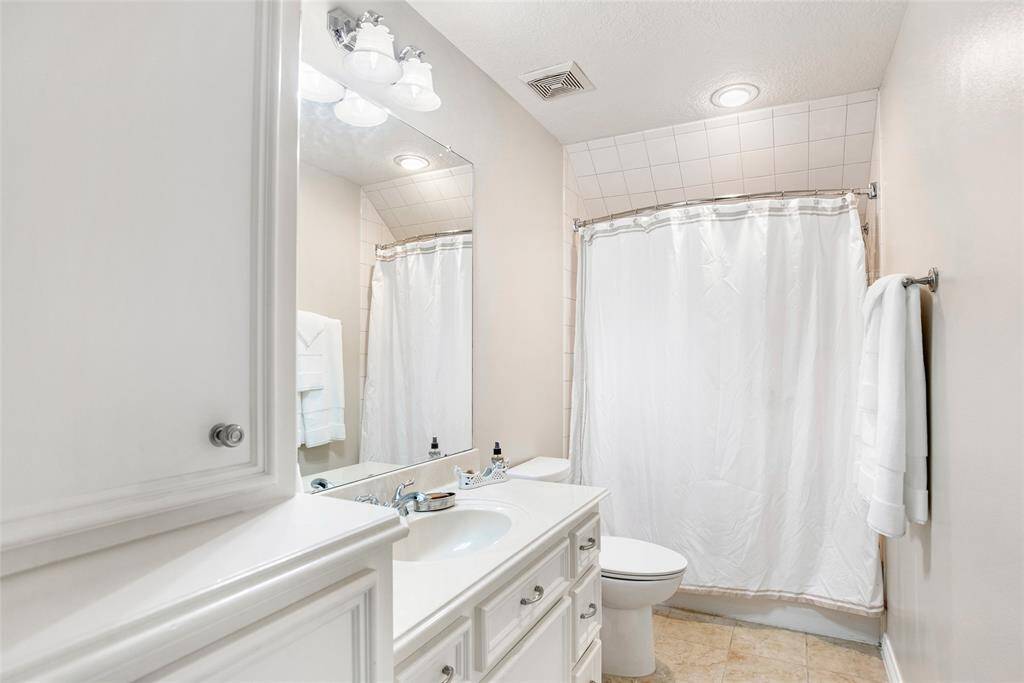 Serene elegance in neutral tones – a modern bathroom with a spacious vanity and inviting shower, perfect for unwinding.