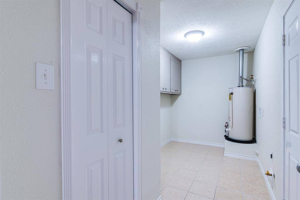 Large lanundry room right off of the kitchen with pantry