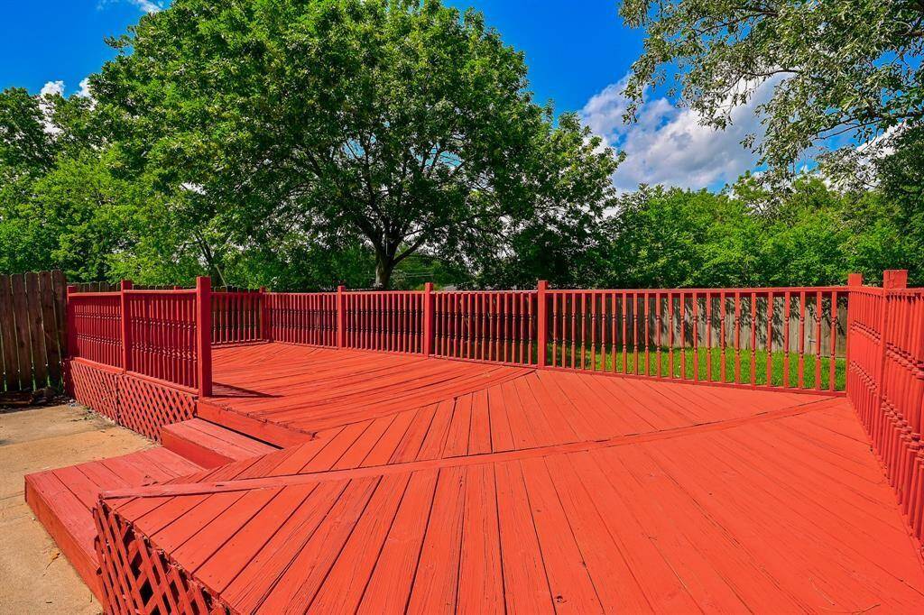 Nice deck to enjoy those beautiful evenings!