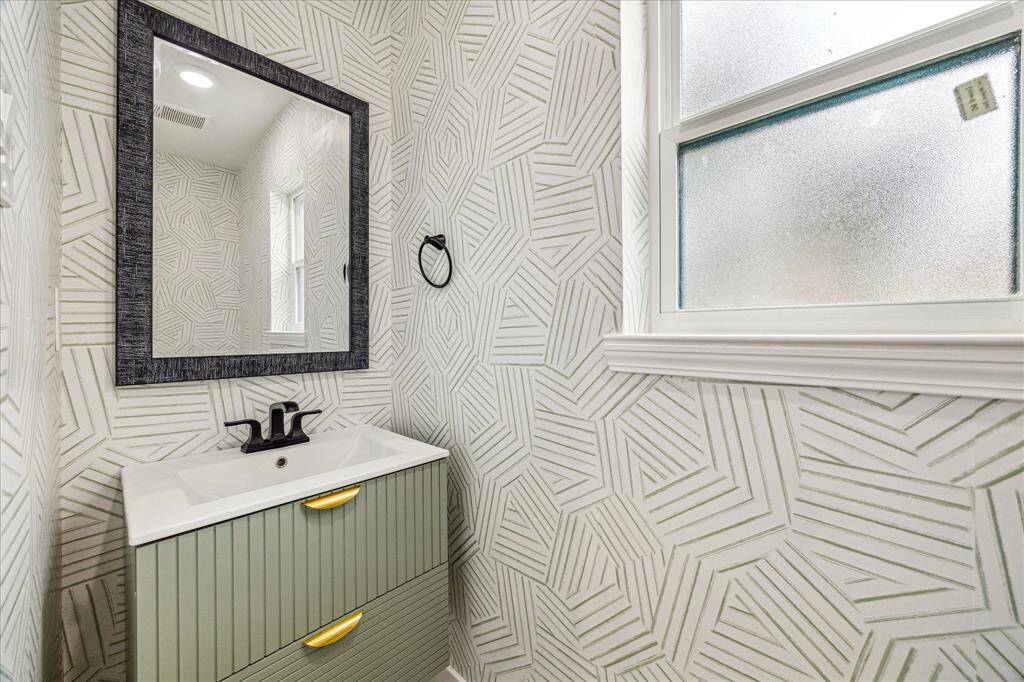 Cute half bath located in mudroom