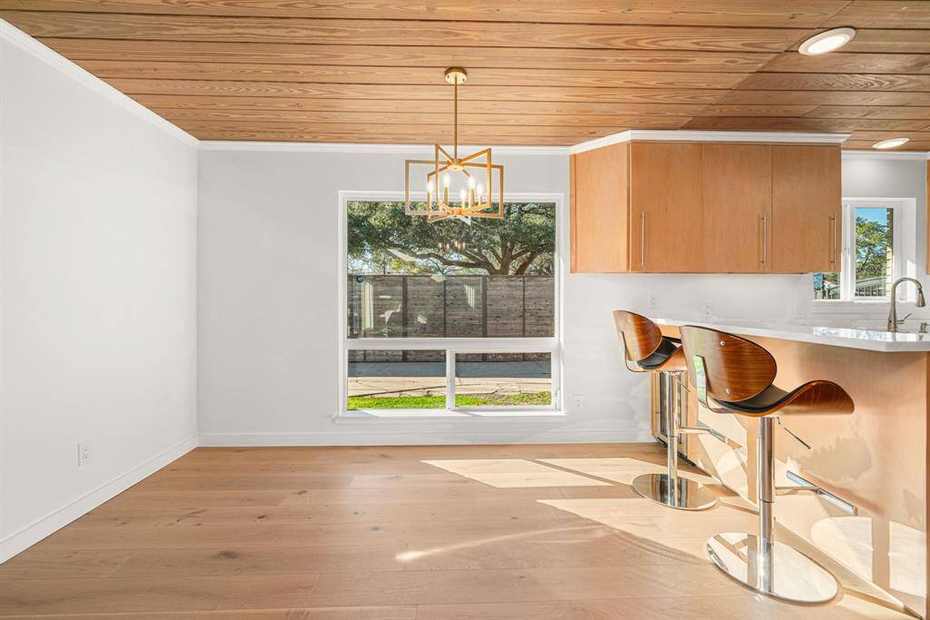 breakfast room