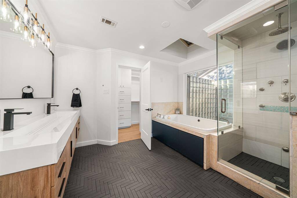 primary bathroom, dual sink floating vanity, spa jetted tub, steam shower