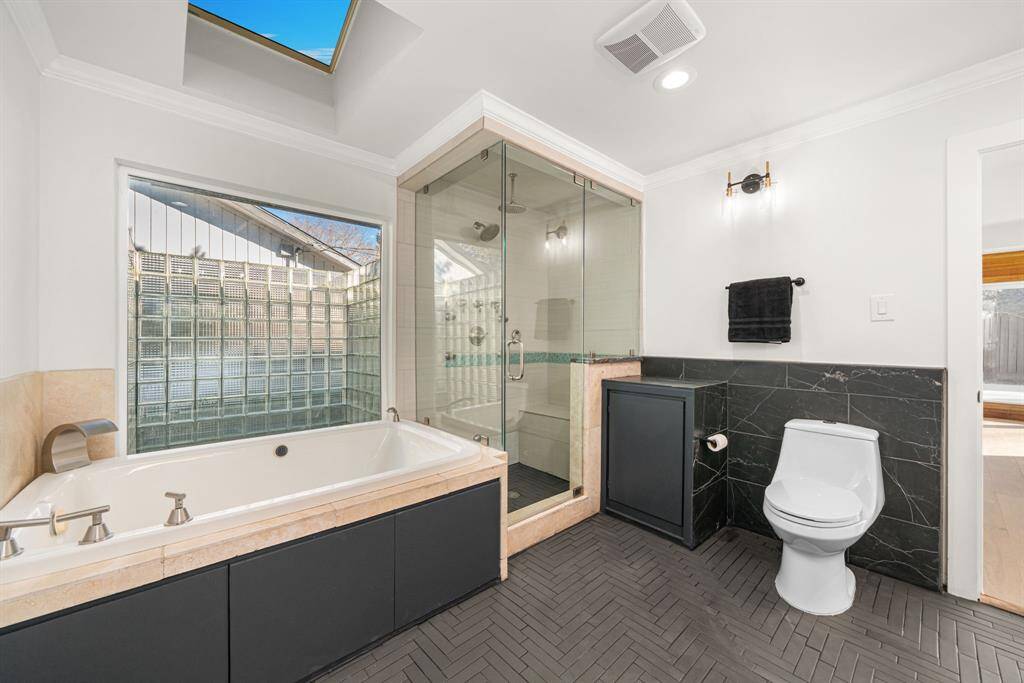 primary bathroom, spa jetted tub, steam shower