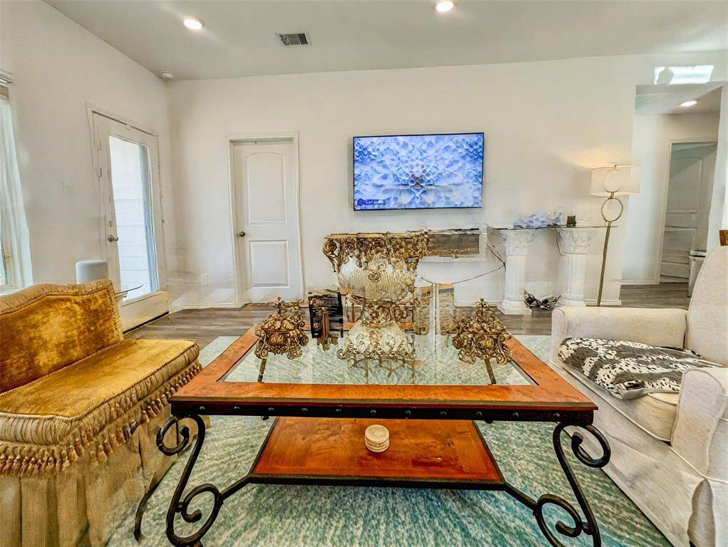 Large living area with smart floo plan. Electric wall mounted fireplace