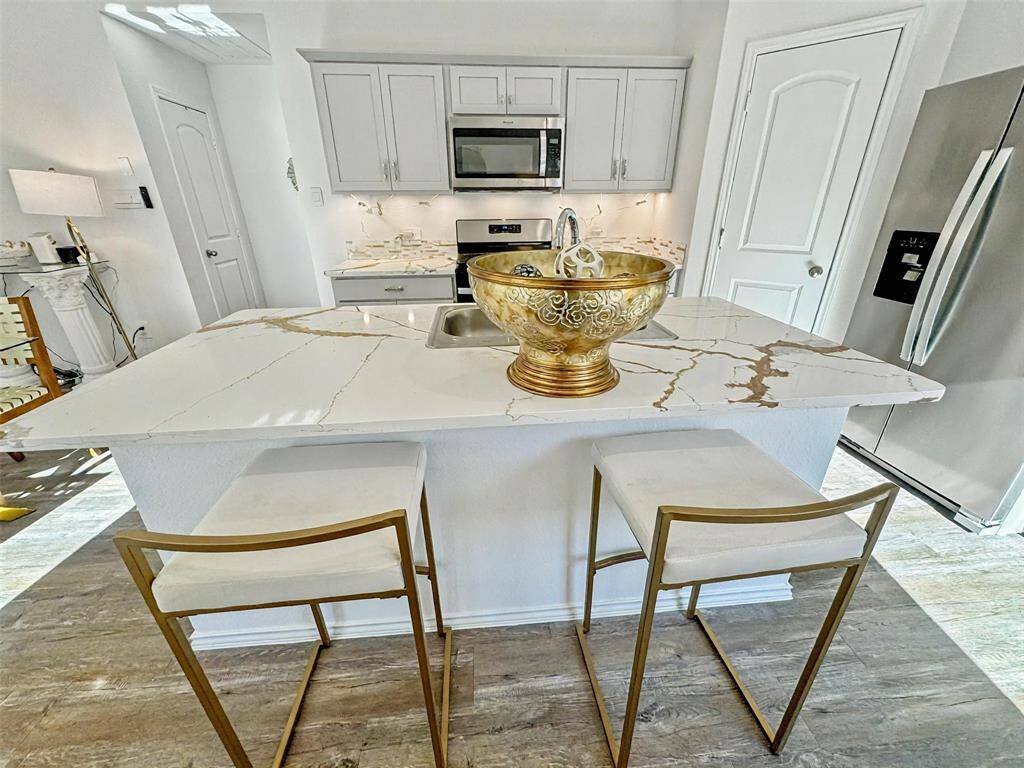Stainless steel Energy Star Certified appliances, DUPURE purified drinking water spigot filtration system,ice maker connection for refrigerator. Large kitchen island perfect for style and function.