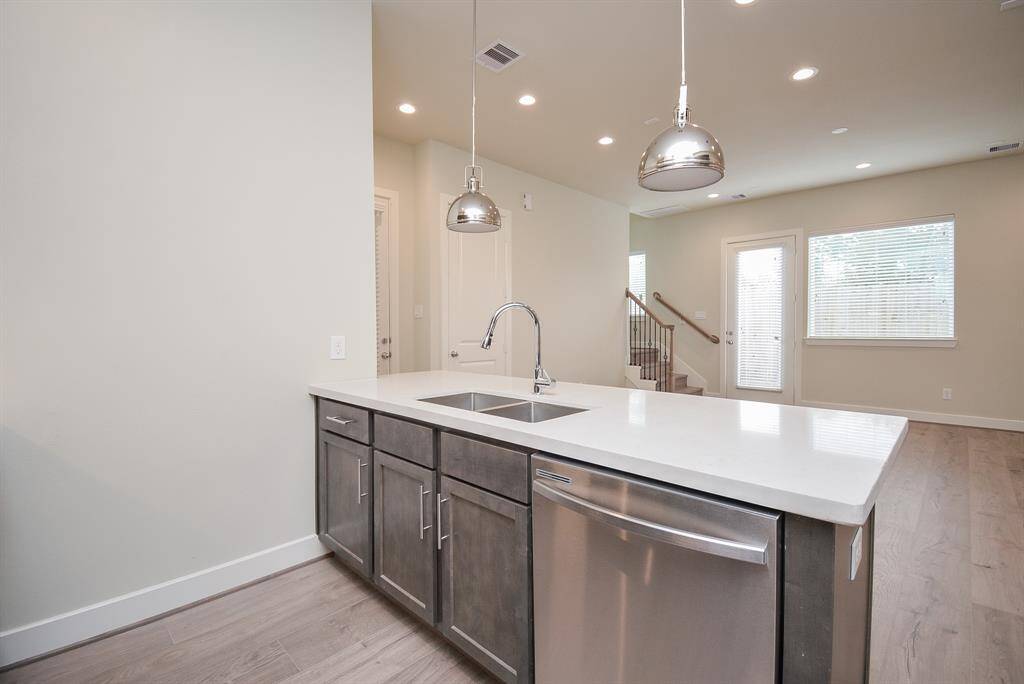 Perfect for cooking enthusiasts, this kitchen has everything you need – from shaker cabinetry and quartz countertops to high-end appliances.