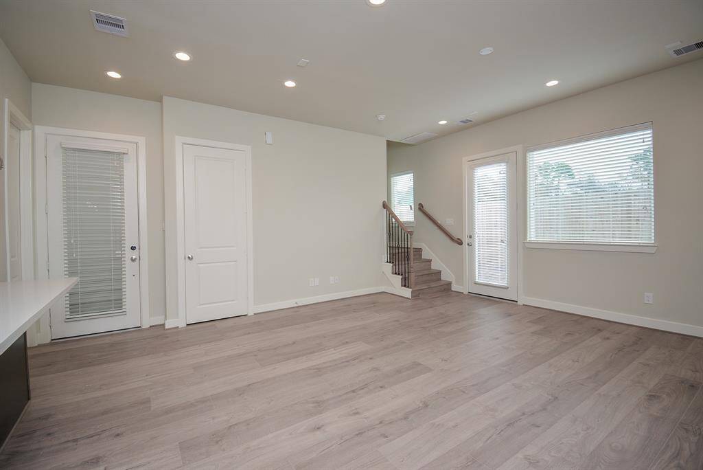 Generous family space exuding a welcoming atmosphere with a simple and light ambiance, perfect for hosting guests.