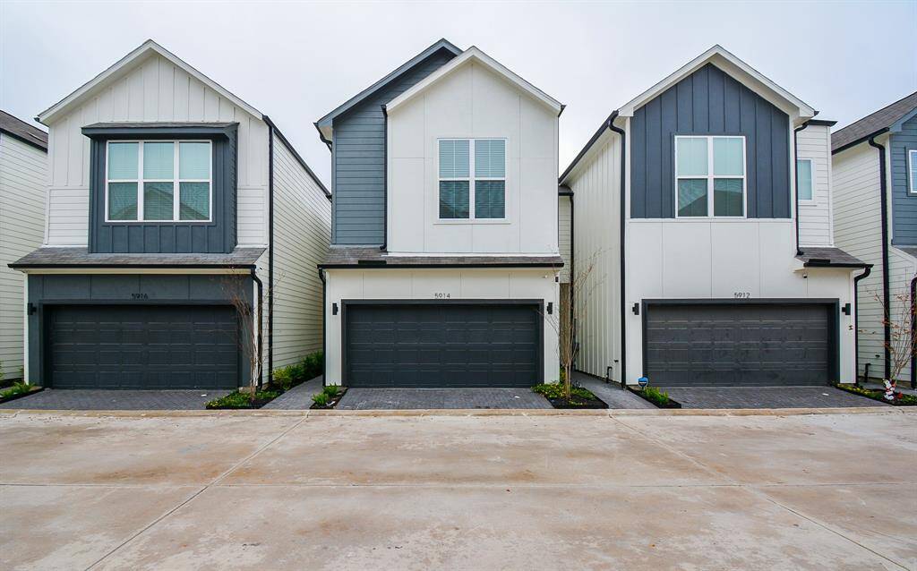 Beautiful residence ideally situated in the heart of Mansfield Park. This home showcases an expansive yard and ample parking spaces.