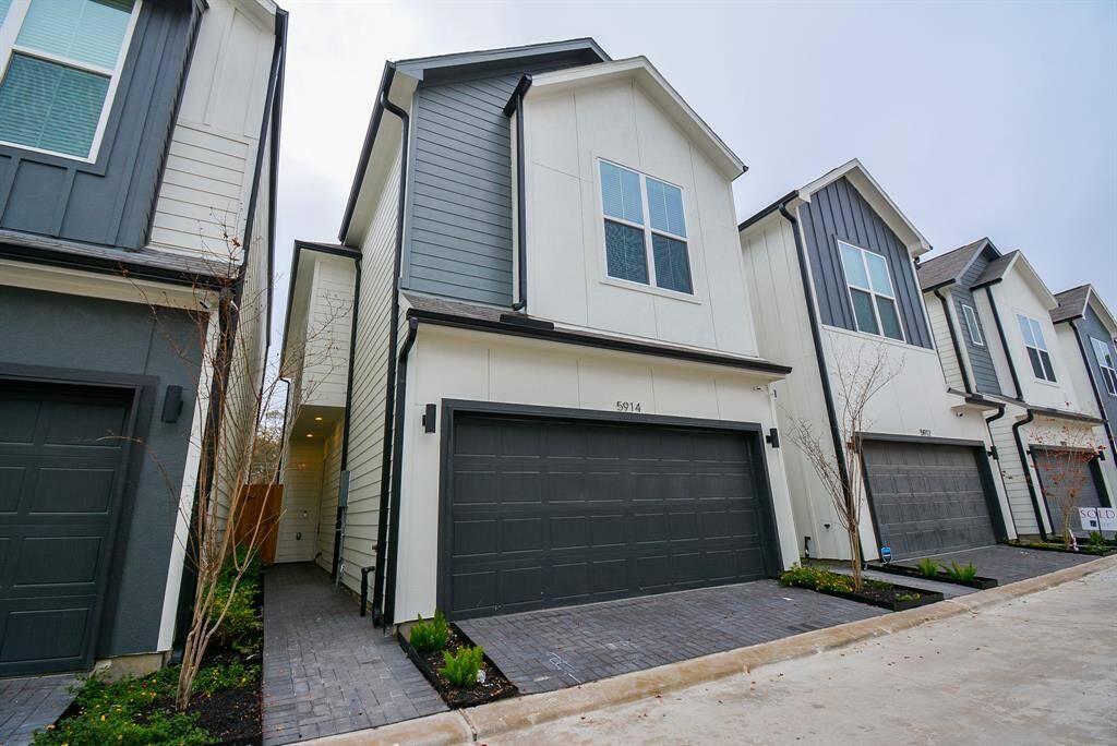 Beautiful residence ideally situated in the heart of Mansfield Park. This home showcases an expansive yard and ample parking spaces.