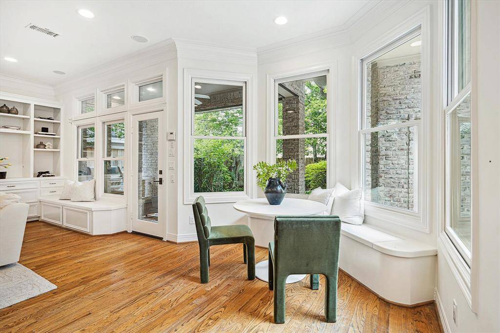 [Breakfast] The custom bench seat in the breakfast area has great storage. Noice all the windows! Furthermore, the bench seat in the family room under the windows has drawer storage.