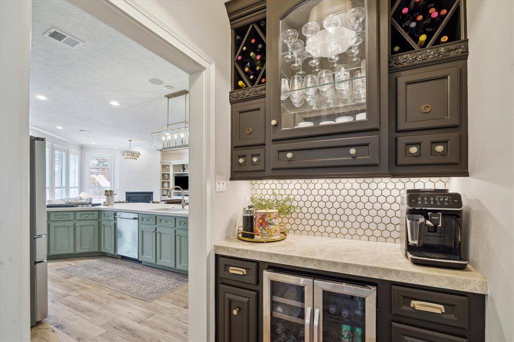 Bonus Perks – Butler’s pantry with coffee bar and wine fridge—every host’s dream.