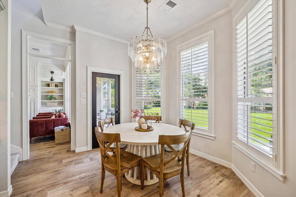 Bright Breakfast Area – Enjoy everyday meals with a peaceful view of the backyard.