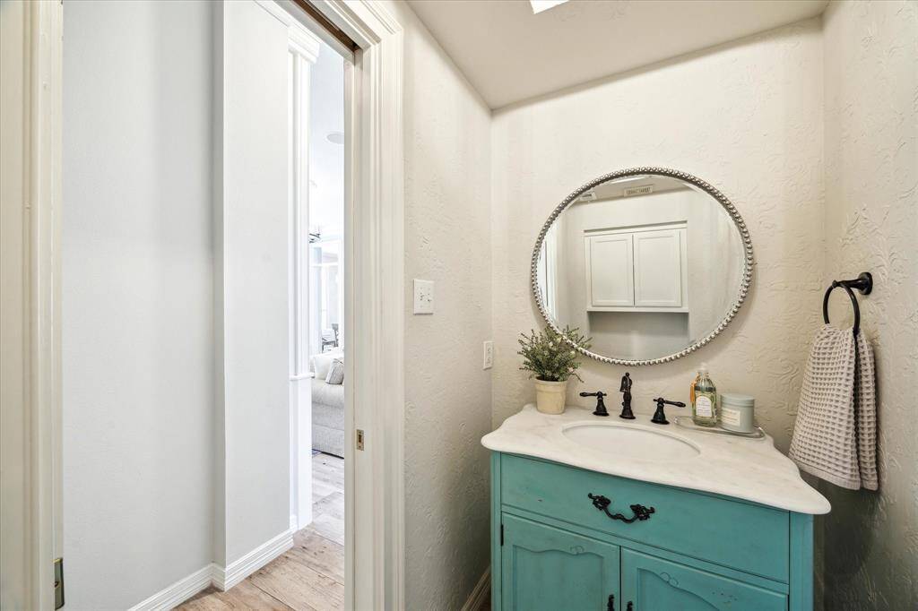 Chic Powder Bath – Thoughtfully updated with a touch of character.