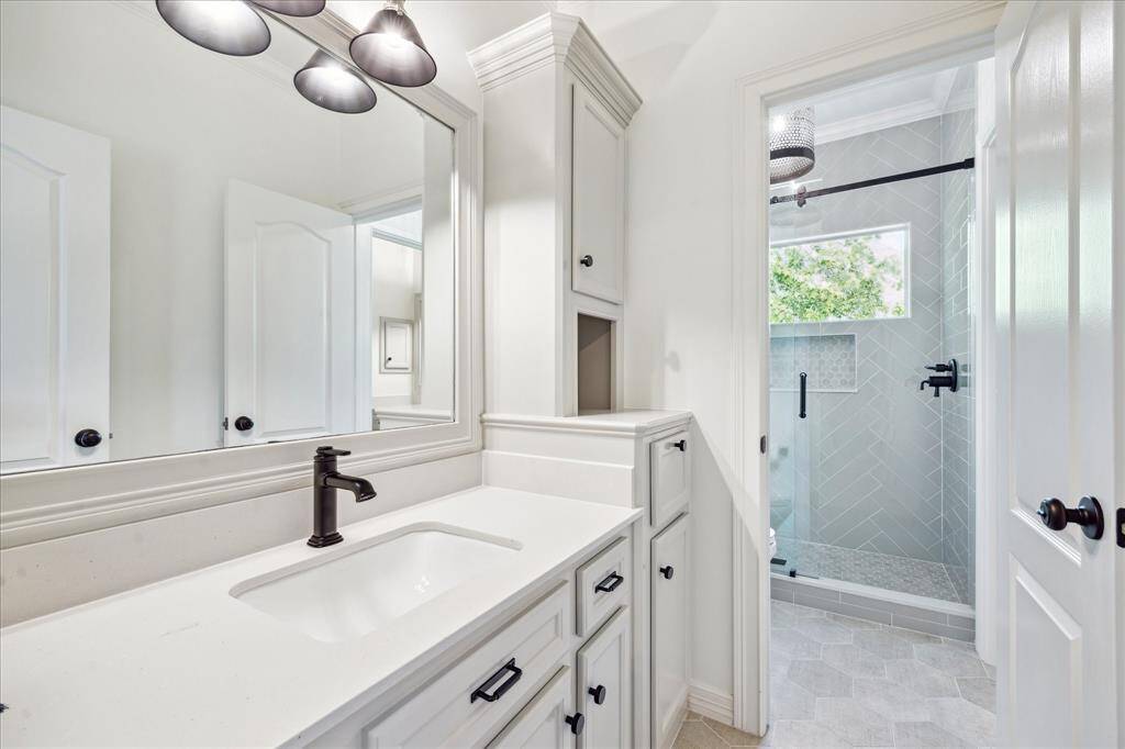 Jack-and-Jill Bath – Renovated layout connects bedrooms 3 and 4.