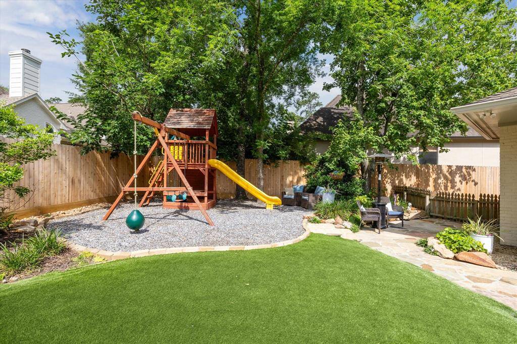 Playset Close-Up – Premium Tree Frogs set stays with the home!
