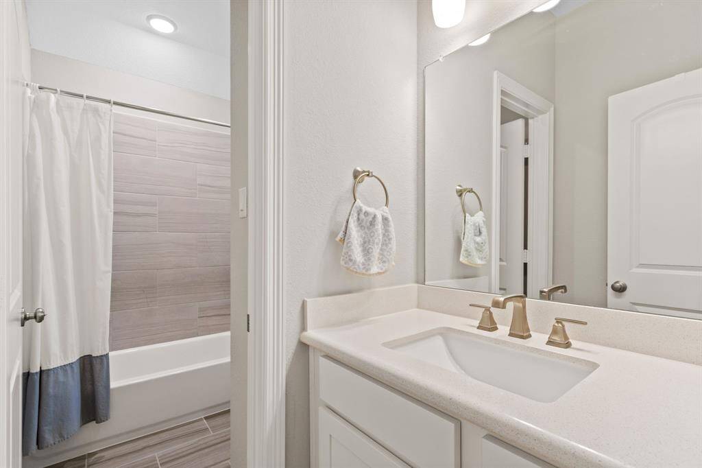 Separate sink and toilet/tub areas make sharing Full Bath 3 a breeze.