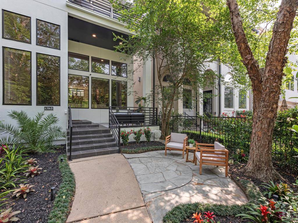 The front yard is entered by the gate for added security. It is a very pleasant entrance way welcoming you in.