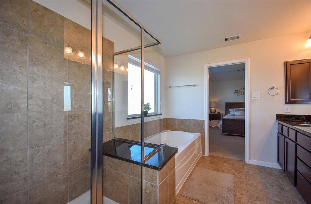 Big shower with bench.