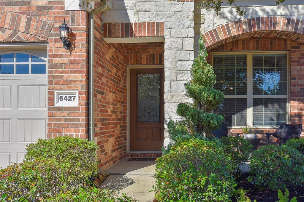 Great location! Walk in distance to acclaimed schools and beautiful parks and trails close by.