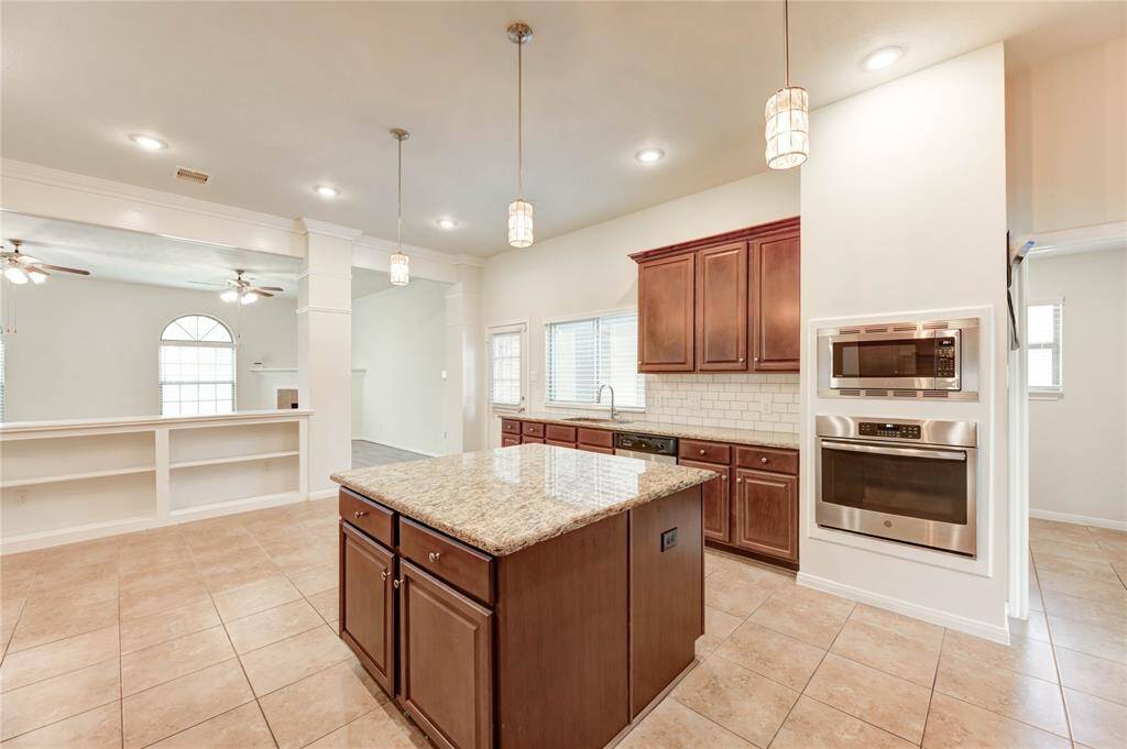 Gourmet Kitchen w/Stainless Steel Appliances